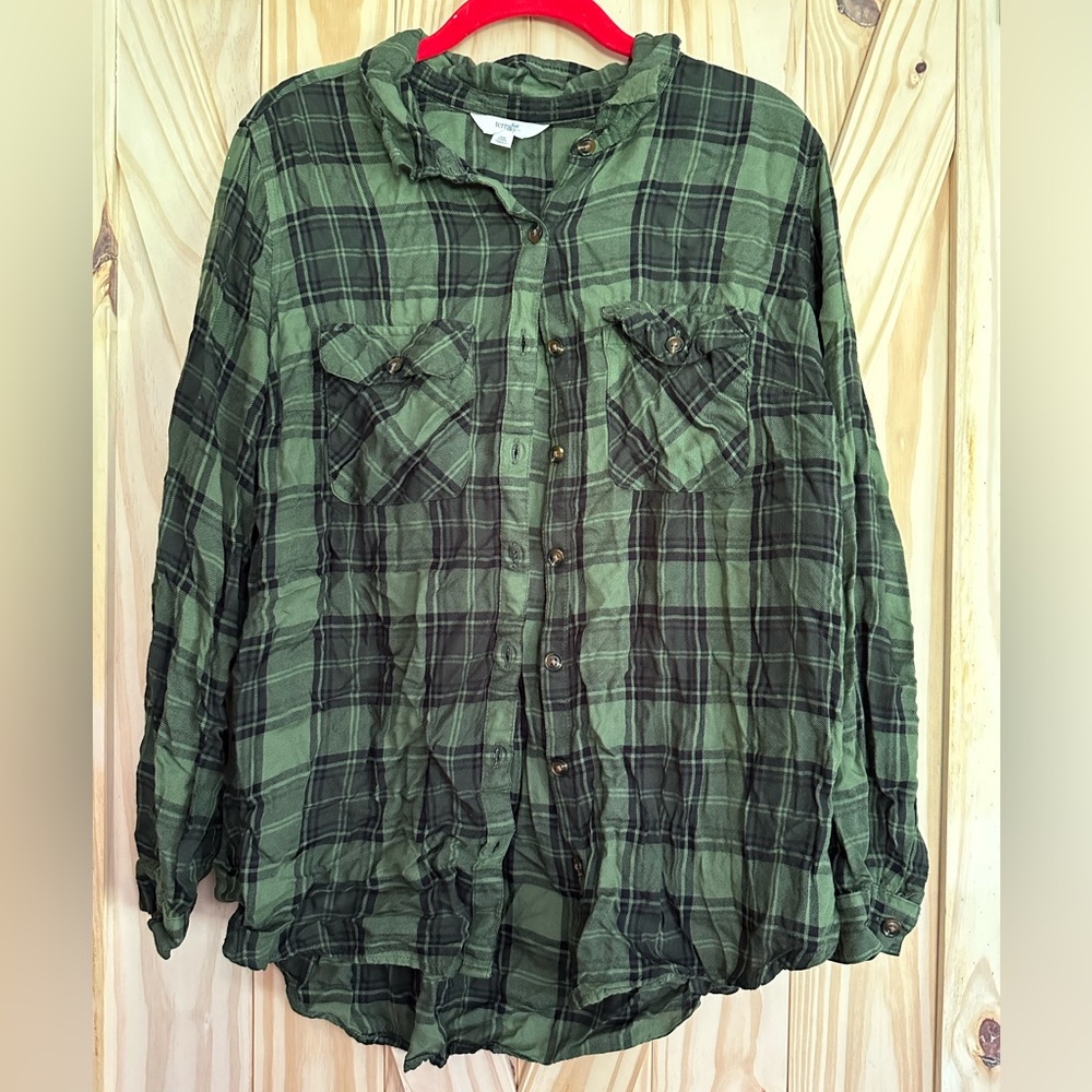 Women’s plaid button up
